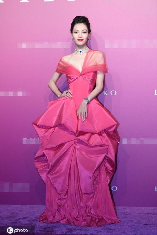 明星 玫红色,演绎玫红色魅力的时尚传奇