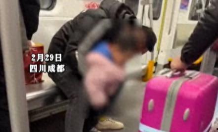 男孩在撒尿视频,引发网友热议